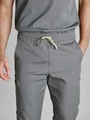 JOBELINE LUSINI Solutions GmbH Men's trousers Pesaro Herrenhose Pesaro Men's trousers Pesaro; Size M; grey Herrenhose Pesaro; Kleidergröße M; grau 69 % Lyocell (Tencel™), 31 % PES. 205 g/m². 60 °C wash. Modern men's trousers made of skin-friendly and breathable Tencel™ polyester fabric. Slightly cooling on the skin and particularly comfortable to wear thanks to stretch content. With fully elastic waistband and ties to tie. Pants with 2 side pockets, 2 inside cargo pockets on the leg including a built-in cell phone pocket. 2 back pockets with zipper. Casual cut with trouser leg tapering to the bottom. Inside leg length: 75 cm for size M. 69 % Lyocell (Tencel™), 31 % PES. 205 g/m². 60°-Wäsche. Moderne Herrenhose aus hautfreundlichem und atmungsaktiven Tencel-Polyester-Gewebe. Leicht kühlend auf der Haut und besonders angenehm zu tragen dank Stretchanteil. Mit vollelastischem Hosenbund und Bändern zum Binden. Hose mit 2 seitlichen Eingriffstaschen, 2 innen liegenden Cargotaschen auf dem Bein inkl. einer eingearbeiteten Handytasche. 2 Gesäßtaschen mit Reißverschluss. Legerer Schnitt mit nach unten zulaufendem Hosenbein. Innenbeinlänge: 75 cm in Gr. M