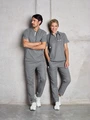 JOBELINE LUSINI Solutions GmbH Men's trousers Pesaro Herrenhose Pesaro Men's trousers Pesaro; Size M; grey Herrenhose Pesaro; Kleidergröße M; grau 69 % Lyocell (Tencel™), 31 % PES. 205 g/m². 60 °C wash. Modern men's trousers made of skin-friendly and breathable Tencel™ polyester fabric. Slightly cooling on the skin and particularly comfortable to wear thanks to stretch content. With fully elastic waistband and ties to tie. Pants with 2 side pockets, 2 inside cargo pockets on the leg including a built-in cell phone pocket. 2 back pockets with zipper. Casual cut with trouser leg tapering to the bottom. Inside leg length: 75 cm for size M. 69 % Lyocell (Tencel™), 31 % PES. 205 g/m². 60°-Wäsche. Moderne Herrenhose aus hautfreundlichem und atmungsaktiven Tencel-Polyester-Gewebe. Leicht kühlend auf der Haut und besonders angenehm zu tragen dank Stretchanteil. Mit vollelastischem Hosenbund und Bändern zum Binden. Hose mit 2 seitlichen Eingriffstaschen, 2 innen liegenden Cargotaschen auf dem Bein inkl. einer eingearbeiteten Handytasche. 2 Gesäßtaschen mit Reißverschluss. Legerer Schnitt mit nach unten zulaufendem Hosenbein. Innenbeinlänge: 75 cm in Gr. M