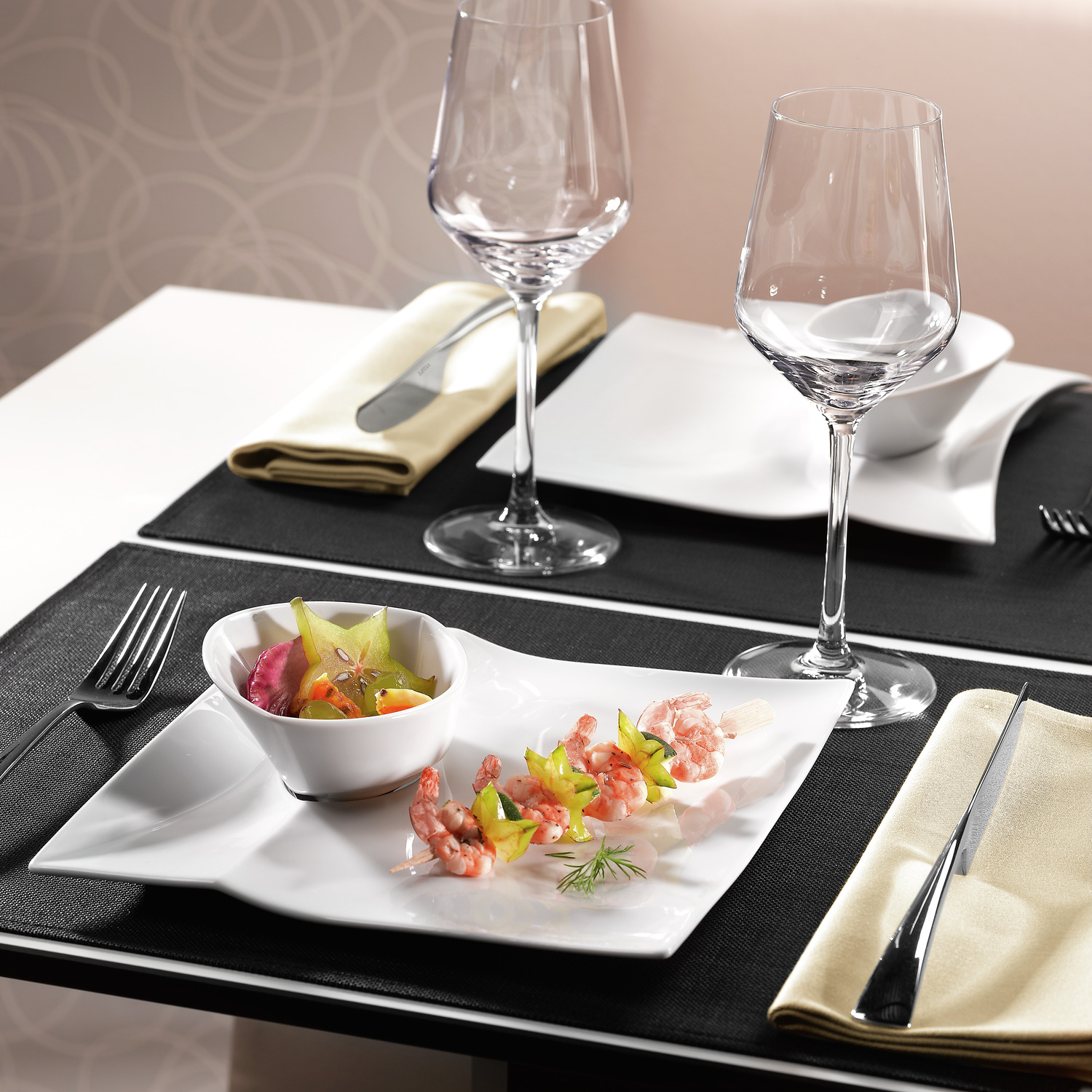 Servete din textile LUSINI Solutions GmbH Vivienne, 50x50 cm, Tesut Satin, Amestec bumbac si poliester, Bej Sampanie, OEKO-TEX Standard 100, Set de 6 piese