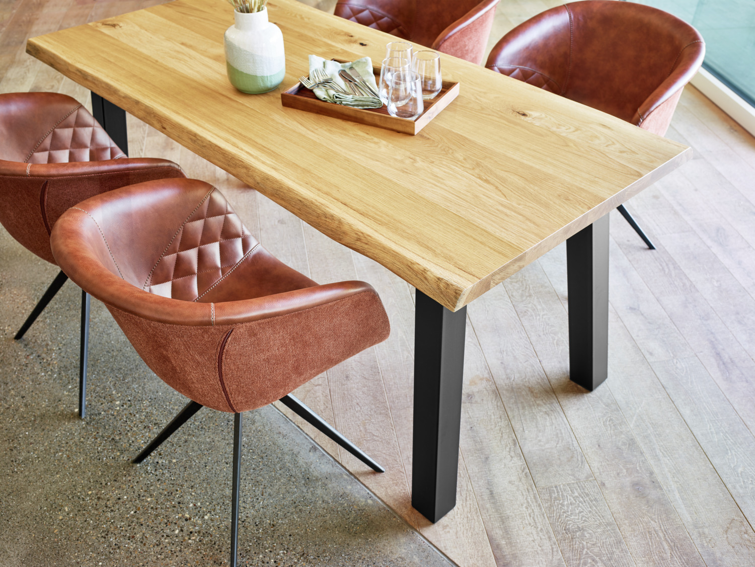 Scaun cu brate VEGA Yankee, Piele Ecologica si Poliester Cognac, Cadru Otel Vopsit in Praf, 61x60x80 cm, Suporta pana la 160 kg, Rezistent la Foc