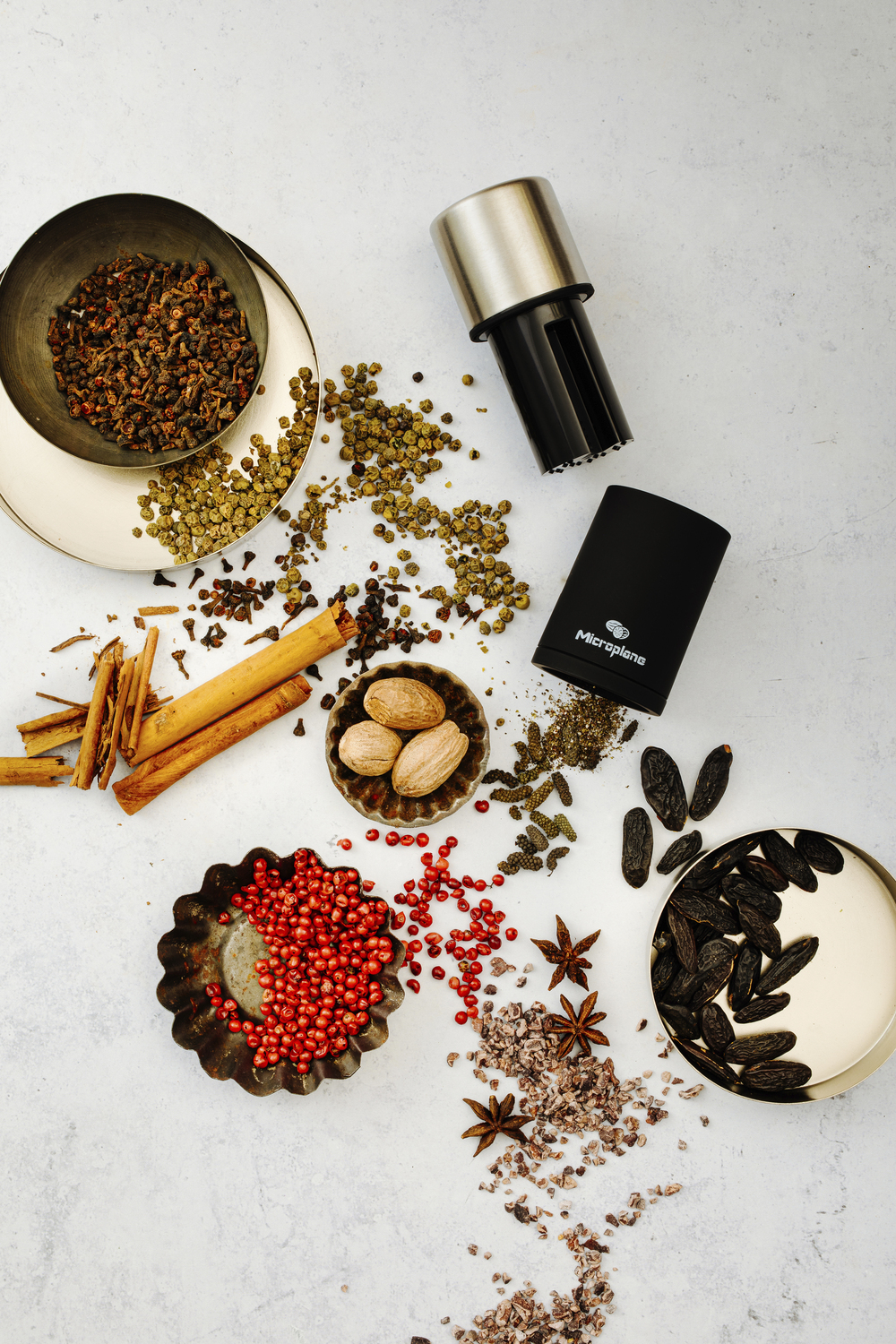 Microplane Spice Mill 2in1 Grinder and Airtight Storage, 18/10 Stainless Steel, Photo-Etching Blade, for Nutmeg and Cinnamon, Black/Silver