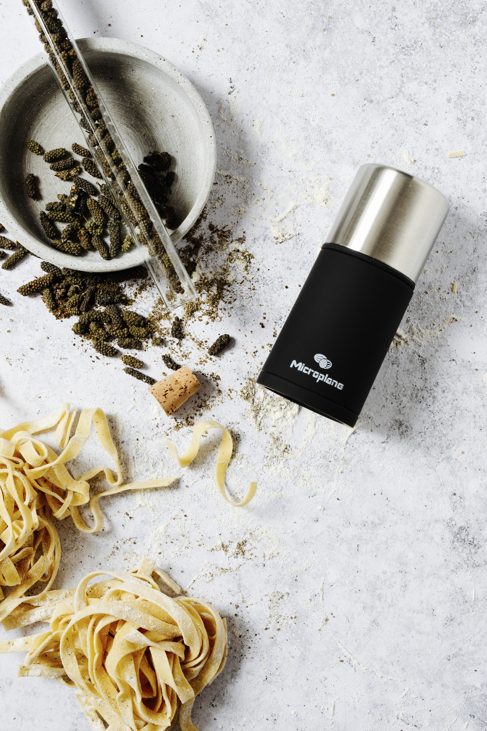 Microplane Spice Mill 2in1 Grinder and Airtight Storage, 18/10 Stainless Steel, Photo-Etching Blade, for Nutmeg and Cinnamon, Black/Silver