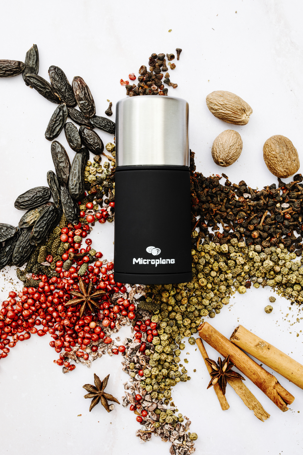Microplane Spice Mill 2in1 Grinder and Airtight Storage, 18/10 Stainless Steel, Photo-Etching Blade, for Nutmeg and Cinnamon, Black/Silver