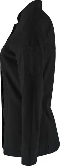 JOBELINE LUSINI Solutions GmbH Women's chef's jacket Phoenix long-sleeved Damen Kochjacke Phoenix Langarm Women's chef's jacket Phoenix long-sleeved; Size 36; black Damen Kochjacke Phoenix Langarm; Kleidergröße 36; schwarz 65 % polyester, 35 % cotton. 150 g/m². 60 °C wash. Elegant women's chef jacket made of extra lightweight, breathable fabric. With a small wing collar, inner breast pocket, concealed button tape and a 2-part upper arm pocket. With a practical bib apron loop in the neck. The side panels and entire sleeves are made of an elastic piqué material, which is extremely breathable and ensures a very comfortable fit. The sleeves feature fully elastic, classic shirt cuffs with button and sleeve vent. Slightly tailored cut. Back length: 68 cm for size 36. 65 % Polyester, 35 % Baumwolle. 150 g/m². 60°-Wäsche Elegante Damenkochjacke aus einem extraleichten und atmungsaktiven Gewebe. Mit kleinem Stehkragen, innenliegender Brusttasche, verdeckter Druckknopfleiste, sowie einer zweigeteilten Oberarmtasche. Mit einer praktischen Latzschürzenschlaufe im Nacken. Die Seitenteile sowie die gesamten Ärmel bestehen aus einem atmungsaktiven und elastischen Piqué Material, das für eine äußerst bequeme Passform und Atmungsaktivität sorgt. Den Ärmelabschluss bildet eine ebenfalls vollelastische, klassische Hemdenmanschette mit Druckknopf und Ärmelschlitz. Leicht tailliert geschnitten. Rückenlänge: 68 cm in Gr. 36