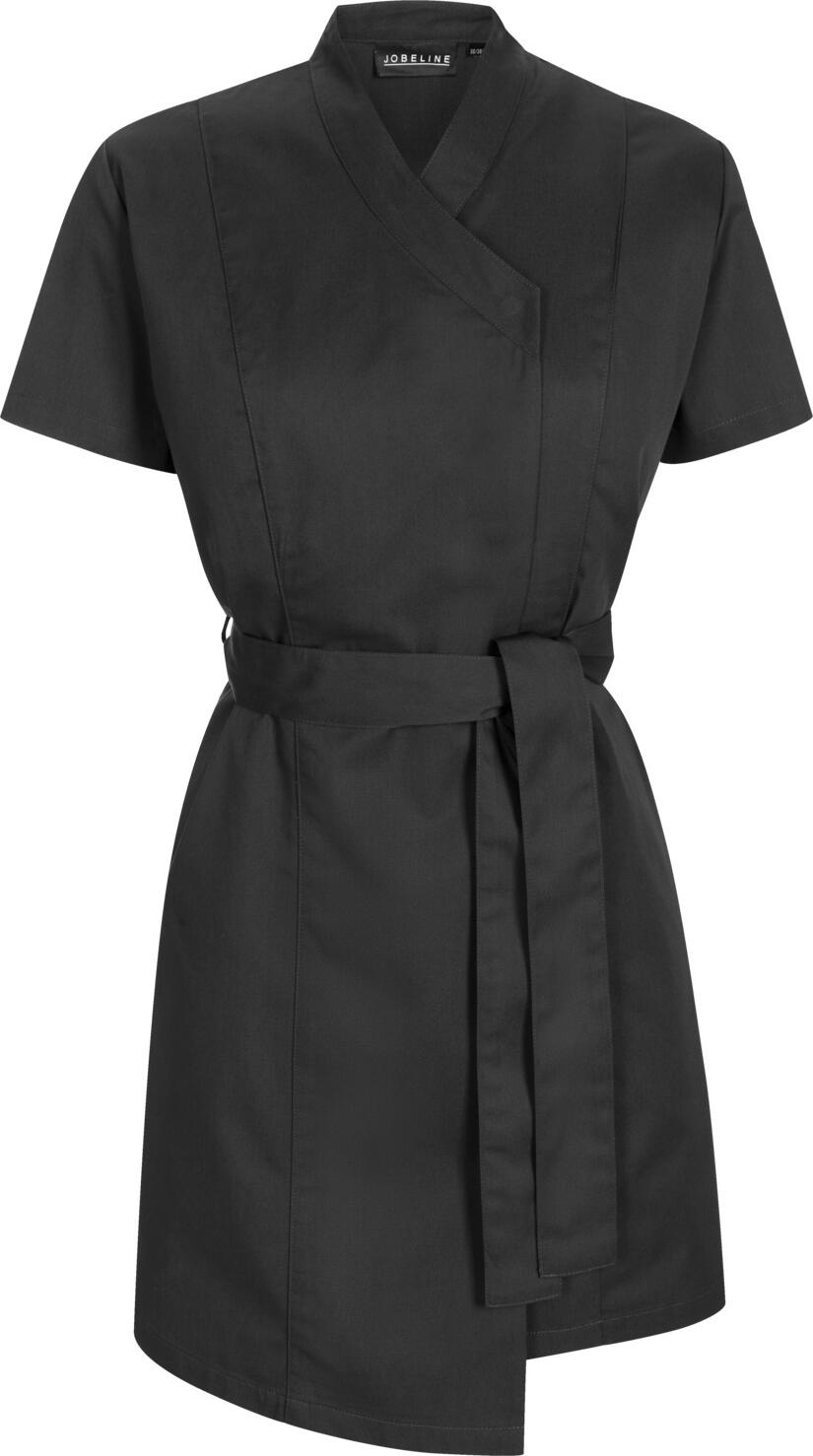 JOBELINE LUSINI Solutions GmbH Women's tunic Cassandra Damen Kasack Cassandra Women's tunic Cassandra; Size 46; black Damen Kasack Cassandra; Kleidergröße 46; schwarz 65 % polyester, 35 % cotton. 60 °C wash. Easy-care tunic for women with short sleeves, full-length concealed snap button placket and two side slit pockets. Individually adjustable in width by a belt band. Ultra easy care. Waisted cut. Back length: 85 cm for size 36. 65 % Polyester, 35 % Baumwolle. 60°-Wäsche. Kasack für Damen mit kurzen Ärmeln, durchgehender verdeckter Druckknopfleiste und zwei seitlichen Einschubtaschen. Durch ein Gürtelband individuell in der Weite einstellbar. Besonders pflegeleicht. Tailliert geschnitten. Rückenlänge: 85 cm in Gr. 36