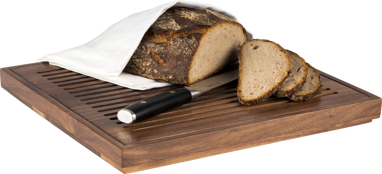 APS Assheuer + Pott GmbH & Co. KG Bread cutting board GN 2/3 Brotschneidebrett GN 2/3 Bread cutting board GN 2/3; 35.4x32.5x3.5 cm (LxWxH); brown; rectangular Brotschneidebrett GN 2/3; 35.4x32.5x3.5 cm (LxBxH); braun; rechteckig Walnut wood (oiled), with removable crumb tray. Das GN Brotschneidebrett ist eine praktische Lösung für Frühstücksservice, Buffet, Catering, Gastronomie und den privaten Haushalt. Es eignet sich ideal zum Schneiden und Bereitstellen von Brot, Brötchen oder Gebäck. Das integrierte Krümelfach unterstützt einen sauberen Servicebereich, während die rutschhemmende Ausführung für sicheres Arbeiten im täglichen Einsatz sorgt. * Material: Walnussholz * GN System für standardisierte Buffet- und Servierbereiche * Für Brot, Brötchen und Gebäck geeignet * Mit herausnehmbarem Krümelfach für sauberes Arbeiten * Mit Antirutschfüßchen für sicheren Stand * Stapelbar für platzsparende Lagerung * Nicht spülmaschinengeeignet