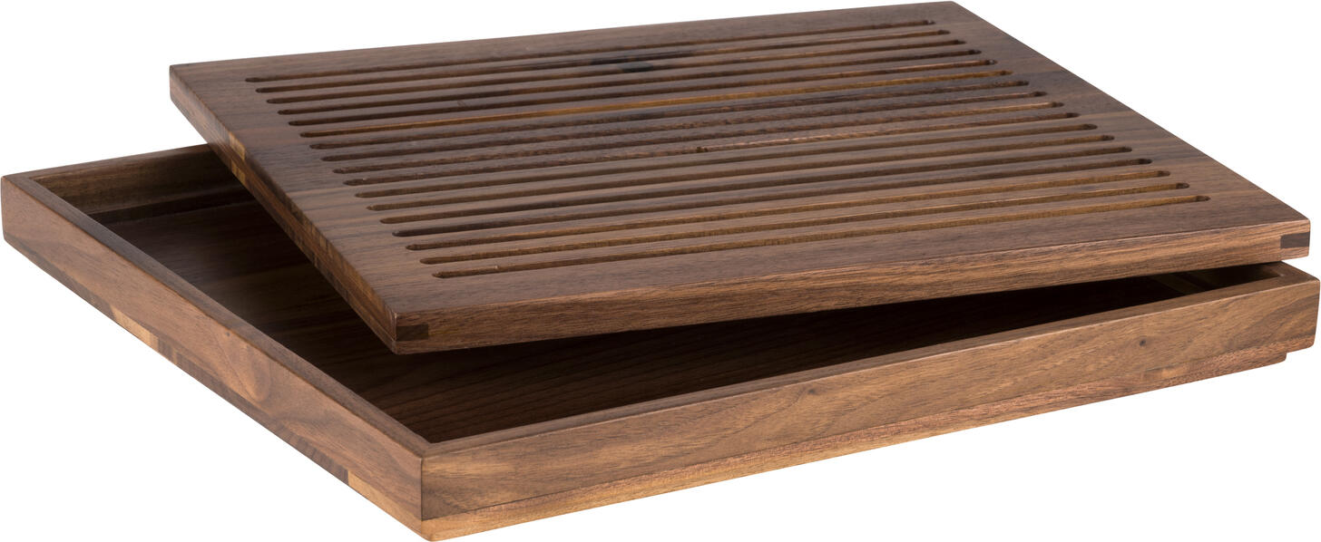 APS Assheuer + Pott GmbH & Co. KG Bread cutting board GN 2/3 Brotschneidebrett GN 2/3 Bread cutting board GN 2/3; 35.4x32.5x3.5 cm (LxWxH); brown; rectangular Brotschneidebrett GN 2/3; 35.4x32.5x3.5 cm (LxBxH); braun; rechteckig Walnut wood (oiled), with removable crumb tray. Das GN Brotschneidebrett ist eine praktische Lösung für Frühstücksservice, Buffet, Catering, Gastronomie und den privaten Haushalt. Es eignet sich ideal zum Schneiden und Bereitstellen von Brot, Brötchen oder Gebäck. Das integrierte Krümelfach unterstützt einen sauberen Servicebereich, während die rutschhemmende Ausführung für sicheres Arbeiten im täglichen Einsatz sorgt. * Material: Walnussholz * GN System für standardisierte Buffet- und Servierbereiche * Für Brot, Brötchen und Gebäck geeignet * Mit herausnehmbarem Krümelfach für sauberes Arbeiten * Mit Antirutschfüßchen für sicheren Stand * Stapelbar für platzsparende Lagerung * Nicht spülmaschinengeeignet