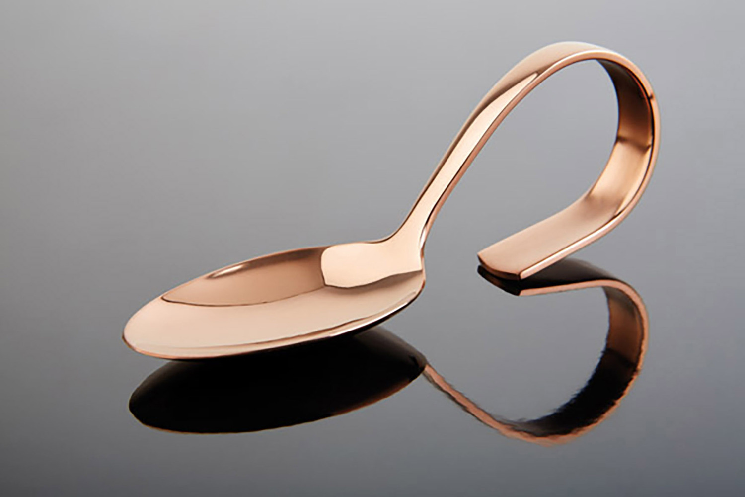 APS Assheuer + Pott GmbH & Co. KG Gourmet spoon CLASSIC Gourmetlöffel CLASSIC Gourmet spoon CLASSIC; 12 cm (L); copper Gourmetlöffel CLASSIC; 12 cm (L); kupfer In 3 elegant looks. The CLASSIC gourmet spoon from APS impresses with its highly polished look in three different colours (gold, silver, copper). Der Gourmetlöffel Classic eignet sich ideal zum stilvollen Servieren, Anrichten und Verkosten kleiner Speisen, Häppchen oder Desserts. Er ist eine praktische Wahl für Gastronomie, Catering, Events und den privaten Tisch. Durch seine hochwertige Ausführung unterstützt er eine gepflegte Präsentation bei Buffets, Menüs oder Degustationen. Das robuste Material ist langlebig, pflegeleicht und für den regelmäßigen Einsatz bestens geeignet. * Material: 18/10 Edelstahl * Zum Servieren, Anrichten und Verkosten geeignet * Ideal für Häppchen, Desserts und kleine Speisen * Für Gastronomie, Catering, Events und Zuhause geeignet * Pflegeleicht * Spülmaschinengeeignet