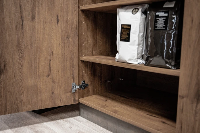 Statie de servire VEGA Baristo Industrial, lemn antique oak si otel, 118x61x216 cm, sistem de colectare reziduuri integrat, rafturi reglabile