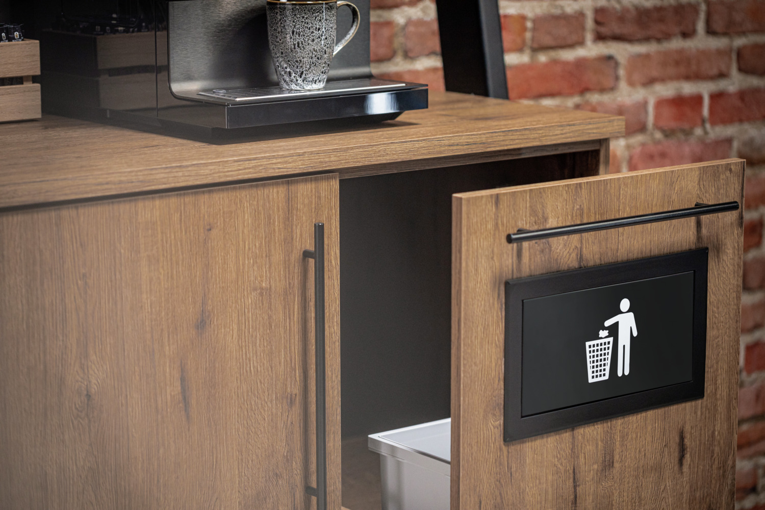 Statie de servire VEGA Baristo Industrial, lemn antique oak si otel, 118x61x216 cm, sistem de colectare reziduuri integrat, rafturi reglabile