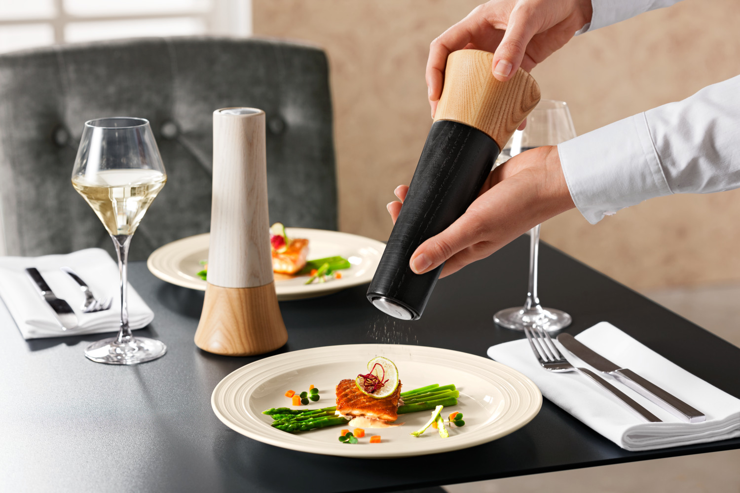 Солонка-мельница VEGA Pestle, белый лакированный ясень, керамический механизм помола сверху, колпачок из нержавеющей стали, 8.4 x 21 см