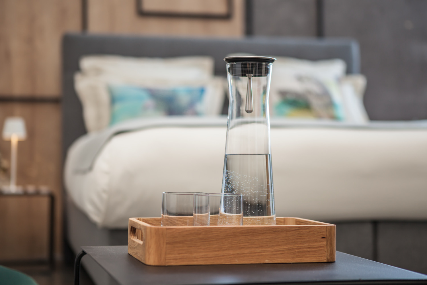 Carafa de apa Vega, Decantor din sticla borosilicata 1350 ml cu capac din otel inoxidabil si plastic, Transparent, Stil Modern Clasic, Lavabila la masina