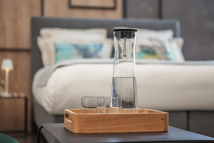 Carafa de apa Vega, Decantor din sticla borosilicata 1350 ml cu capac din otel inoxidabil si plastic, Transparent, Stil Modern Clasic, Lavabila la masina