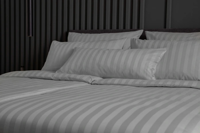 Husa Perna LUSINI Solutions GmbH Rom-Meran, Bumbac Mercerizat 100% Damasc, 200 TC, Model Raias Clasic, Închidere Hotel, 50x80 cm, Gri