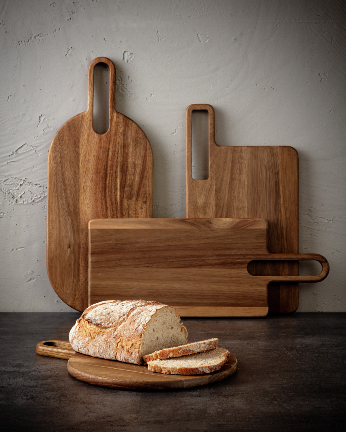 VEGA LUSINI Solutions GmbH Serving board Zamiro rectangular, with a handle Servierbrett Zamiro rechteckig, mit Griff Serving board Zamiro rectangular, with a handle; 43x18x2 cm (LxWxH); brown; rectangular Servierbrett Zamiro rechteckig, mit Griff; 43x18x2 cm (LxBxH); braun; rechteckig Trendy food board made of oiled acacia wood with carrying handle and an extra wide hanging hole. Not suitable for dishwasher. Food-safe. Trendiges Speisenbrett aus geöltem Akazienholz mit Tragegriff und einem extra breiten Aufhängeloch. Nicht spülmaschinengeeignet. Lebensmittelecht.