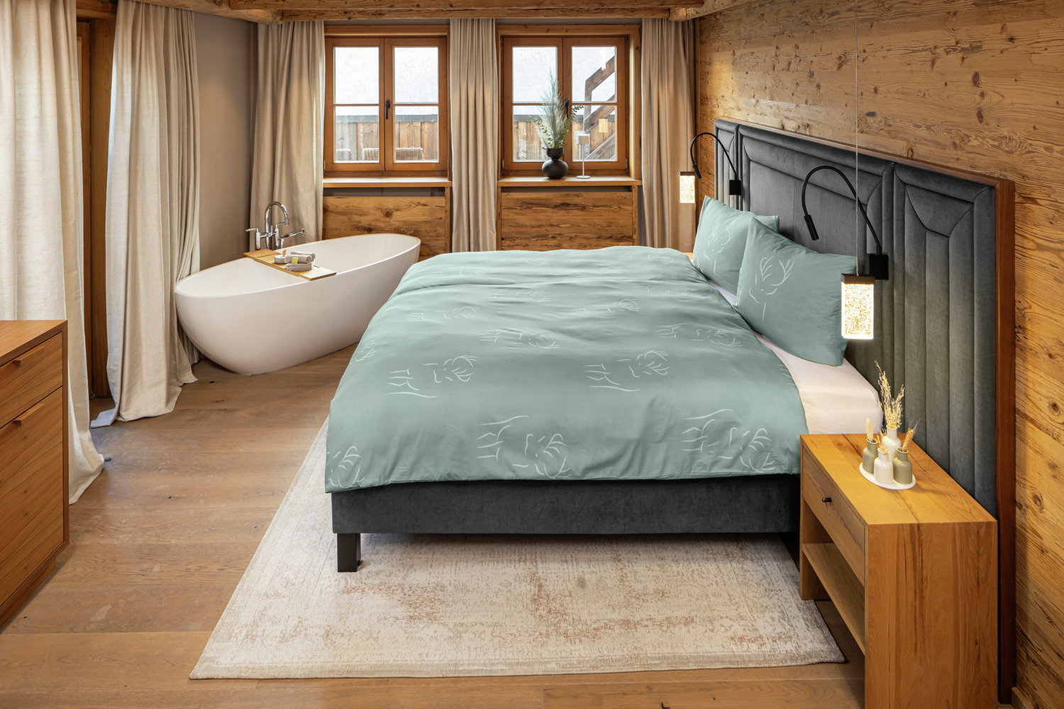 Husa pentru perna LUSINI Hirschegg, 100% bumbac percale, 65x100 cm, design cu cerbi imprimat, Sage/Beige, calcare usora, respirabil, prietenoasa cu pielea