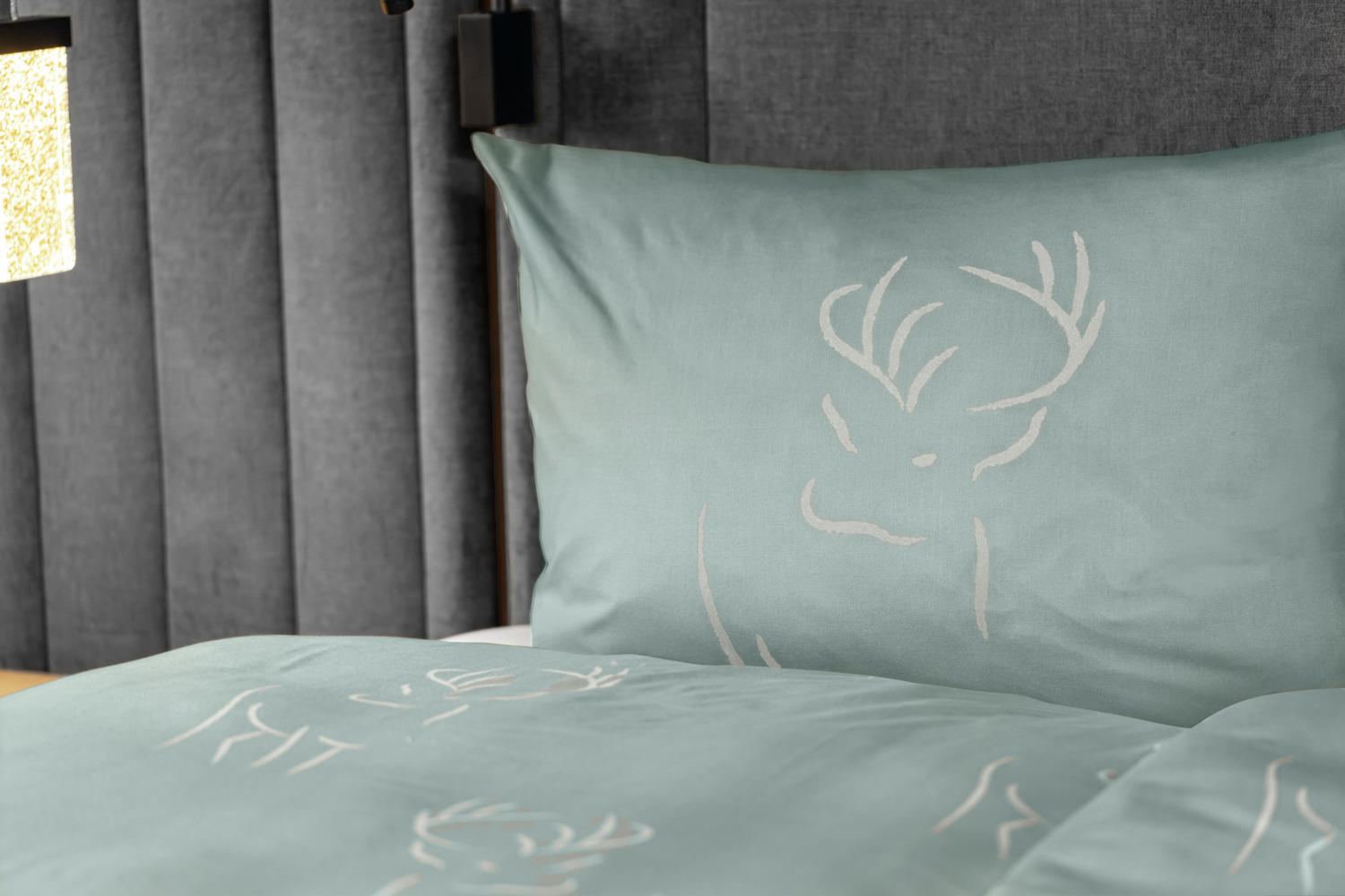 Husa pentru perna LUSINI Hirschegg, 100% bumbac percale, 70x90 cm, design cu cerbi imprimat, Sage/Beige, respirabil, usor de calcat, prietenoasa cu pielea
