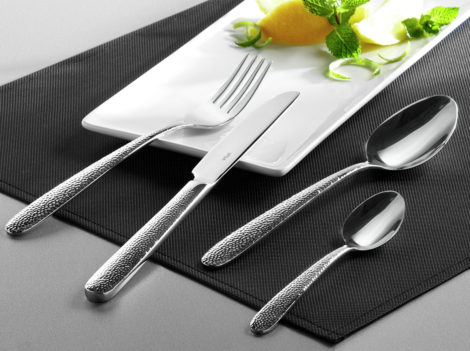 VEGA Martello 30-Piece Cutlery Set, 18/10 Chrome-Nickel Stainless Steel, Hammered Relief Design, Mirror Polished, Silver