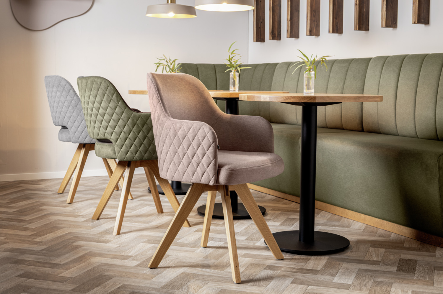 VEGA Twist Velvet Swivel Chair, Grey Polyester Upholstery, Oak Wood Base, Diamond-Patterned Quilting, Flame-Retardant, 46x47x85 cm, Max Load 160 kg