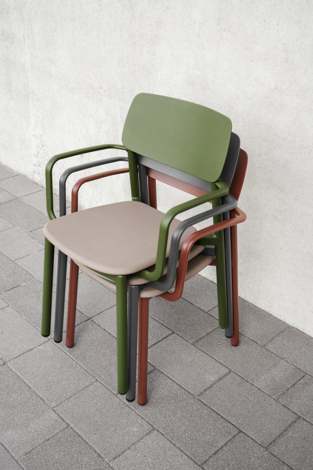 VEGA LUSINI Solutions GmbH Patio chair Punta with armrests Terrassenstuhl Punta mit Armlehne Patio chair Punta with armrests; 56x52.5x81 cm (WxDxH); seat taupe, base dark-red; 4 piece / pack Terrassenstuhl Punta mit Armlehne; 56x52.5x81 cm (BxTxH); Sitz taupe, Gestell dunkelrot; 4 Stück / Pack High-quality outdoor chair with armrests. Powder-coated aluminium frame and soft seat with textile upholstery. Ergonomically shaped backrest. Weatherproof, UV-resistant and stackable. Suitable for outdoor use. Plastic glides included. Supplied assembled. Order matching chair without armrests at the same time. Hochwertiger Outdoorstuhl mit Armlehne. Gestell aus pulverbeschichtetem Aluminium und weicher Sitzfläche mit Textilienbespannung. Ergonomisch geformte Rückenlehne. Wetterfest, UV-beständig und stapelbar. Für den Außenbereich geeignet. Inklusive Kunststoffgleiter. Lieferung erfolgt montiert. Passenden Stuhl ohne Armlehne gleich dazu bestellen.