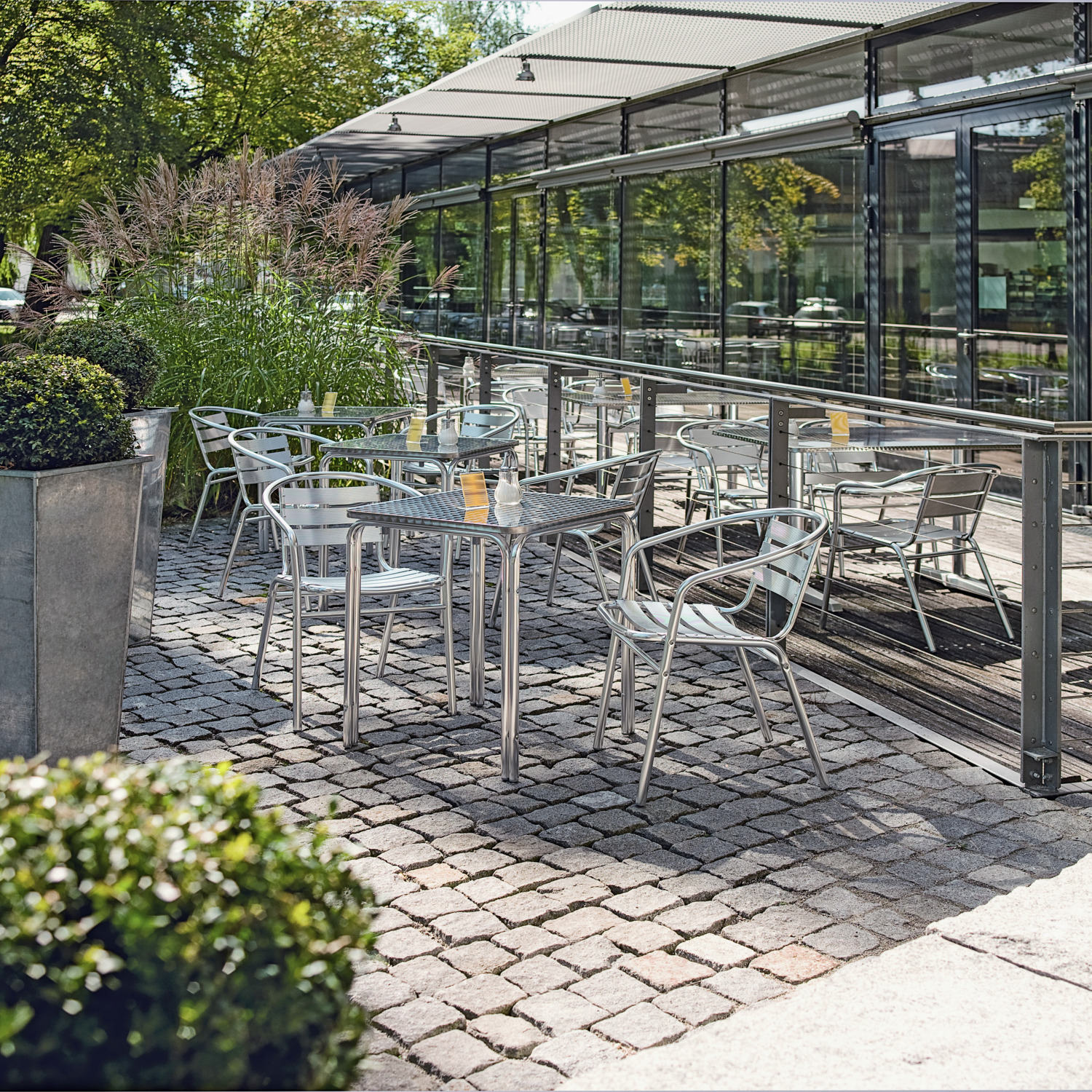 PULSIVA LUSINI Limona Outdoor Bistro Chair Set of 4 with Armrests, Polished Aluminium, 53 x 57 x 73 cm, Stackable, Weatherproof, UV-resistant, Silver