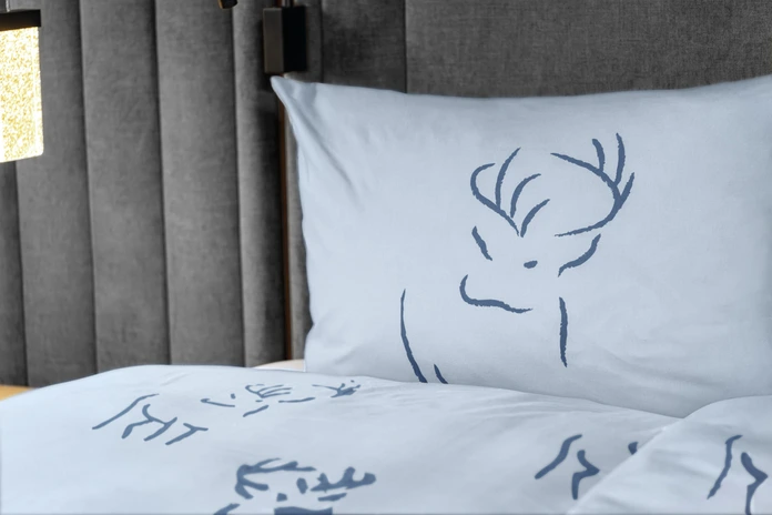 LUSINI Solutions GmbH Hirschegg Duvet Cover, 160x210 cm, 100% Cotton Percale, 144 TC, Light-Blue/Dark-Blue Printed Deer Design, Zipper Closure