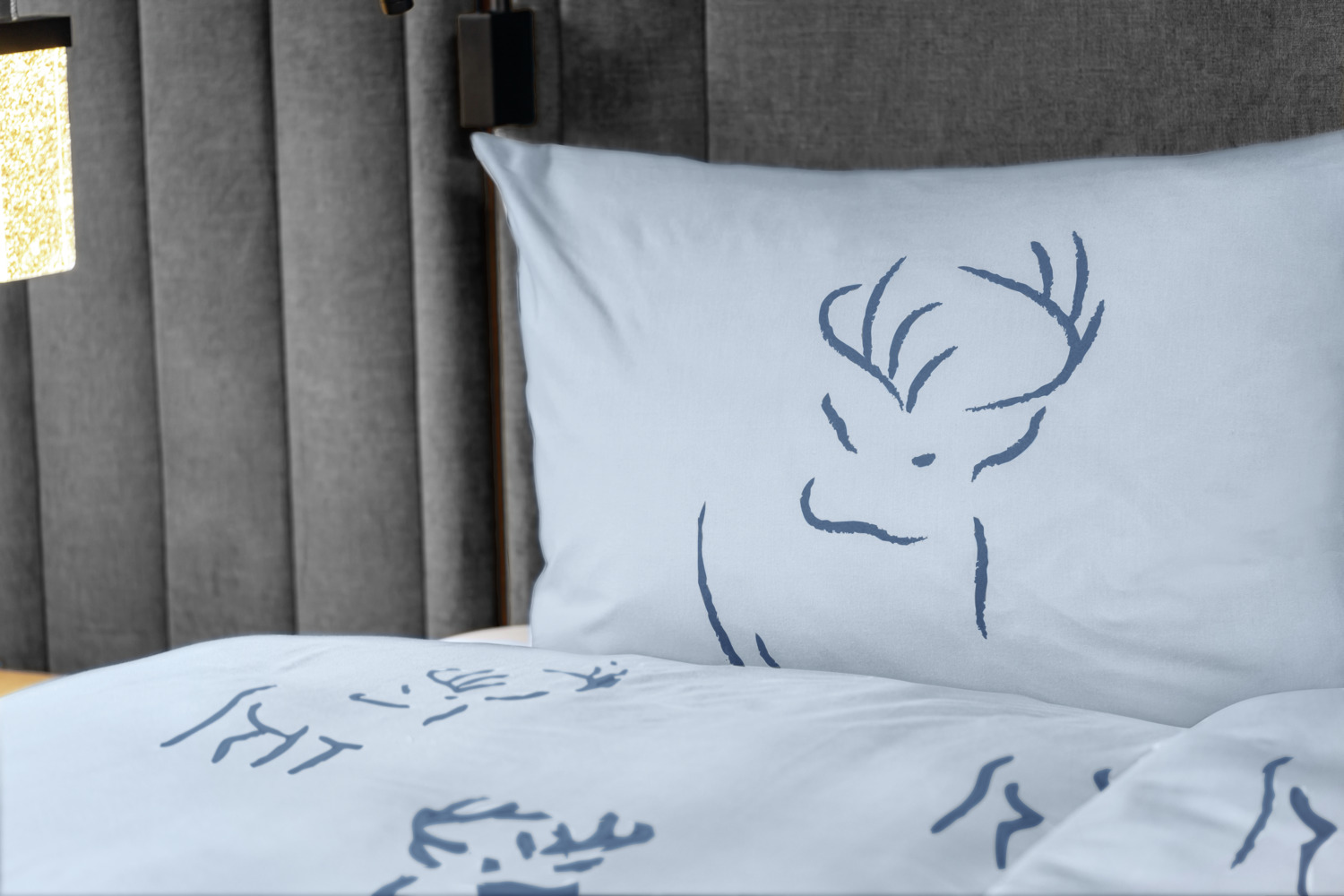 ERWIN M. Hirschegg Duvet Cover, 100% Cotton Percale, 140x200 cm, Light-Blue/Dark-Blue Printed Deer Design, Zipper Closure, Easy Iron