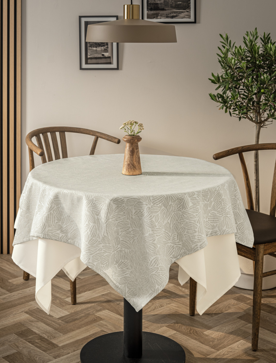 LUSINI Munera Rectangular Tablecloth, 100% Polyester Floral Woven Jacquard, 130 x 170 cm, Cream White, Easy-Iron, OEKO-TEX Standard 100 Certified