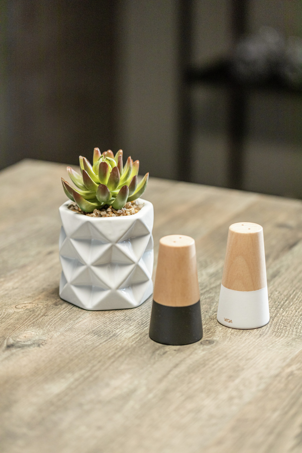 Planta Artificiala Succulenta Vega Laiba, Planta din Plastic Verde in Ghiveci din Ceramica Alb cu Model Geometric, 9x13 cm, Decor Modern Interior