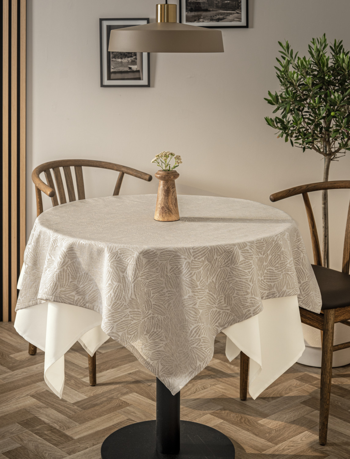 Fata de masa patrata LUSINI Solutions GmbH Munera, Jacquard 100% poliester, model floral tesut, 130x130 cm, culoarea nisip, OEKO-TEX Standard 100