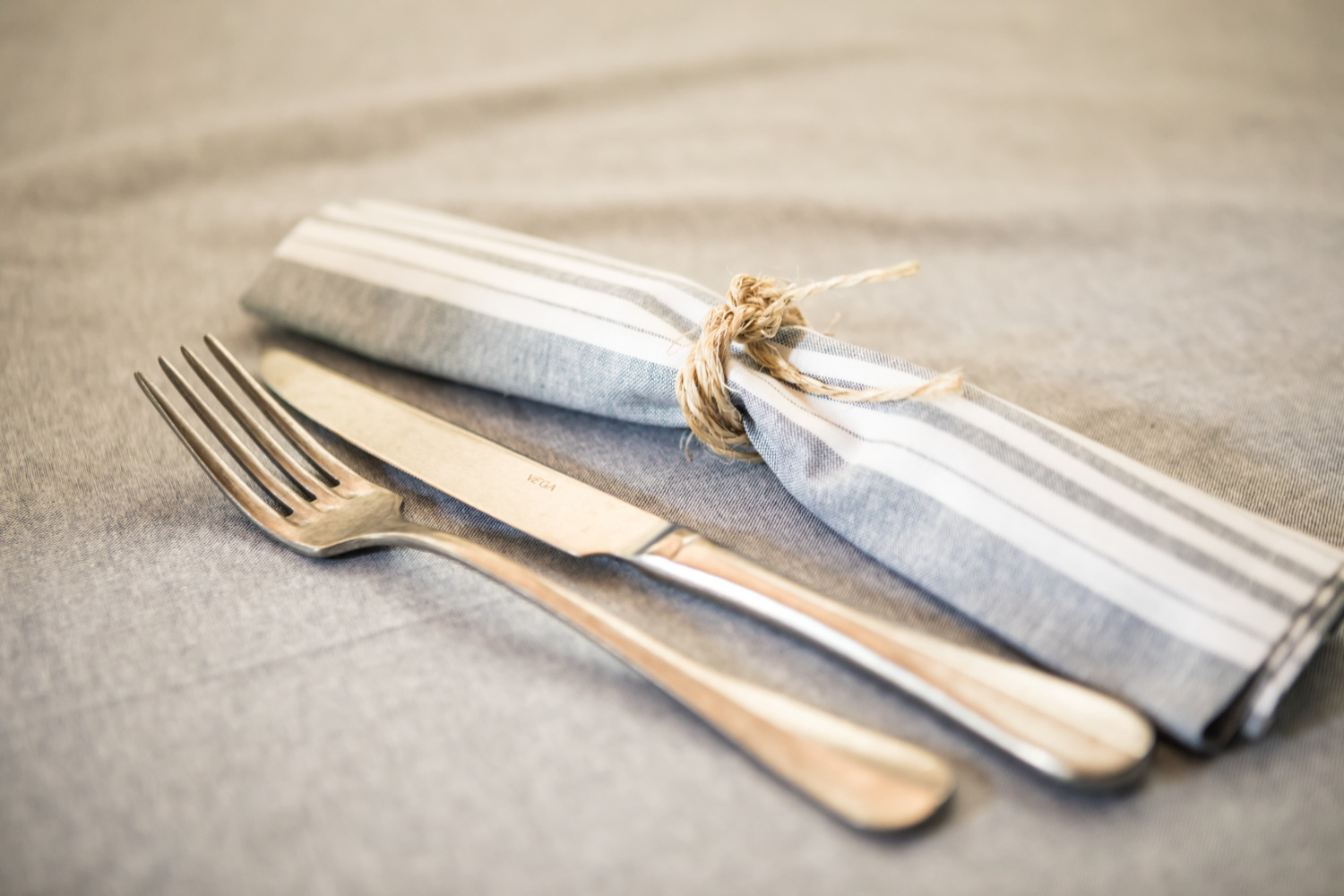 VEGA Memory Table Knife Set of 12, Chrome Stainless Steel 13/0, Patinated Finish, Rust-proof, 23.5 cm, Silver, Dishwasher Safe for Catering and Hotels