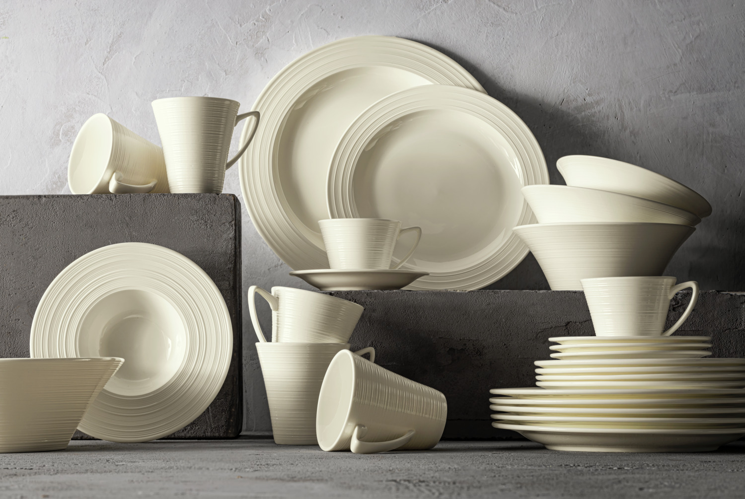 VEGA LUSINI Solutions GmbH Latte saucer Skyline Milchkaffee-Untertasse Skyline Latte saucer Skyline; 16.5 cm (Ø); cream white; round; 6 piece / pack Milchkaffee-Untertasse Skyline; 16.5 cm (Ø); cremeweiß; rund; 6 Stück / Pack Cream colored bone china milk coffee saucer with relief. Modern design. High resistance. Brilliant glaze. Dishwasher safe and microwaveable. Cremefarbene Milchkaffee-Untertasse aus Bone-China mit Relief. Modernes Design. Hohe Widerstandsfähigkeit. Brillante Glasur. Spülmaschinenfest und mikrowellengeeignet.
