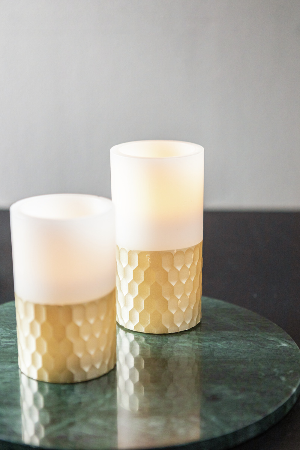 Set de 2 lampi de masa LED Vega Sumi, lumanari din ceara naturala cu decor honeycomb auriu, alb crema, 7.5x12.5 cm, timer 6h, functionare pe baterii
