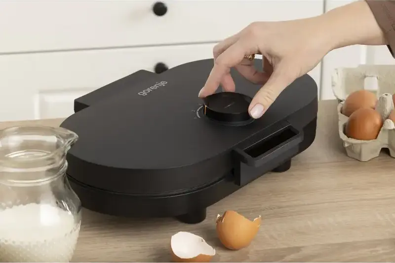 Gorenje WM1200B Waffle Maker, 1200W, Non-stick Plates for 2 Heart-shaped Waffles, 5 Temperature Modes, Black