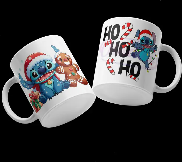 Cana de Craciun din Ceramica Disney Stitch, Albă, cu Design de Anul Nou, Moș Craciun, Omuleț de Gingerbread și Lumini Festive