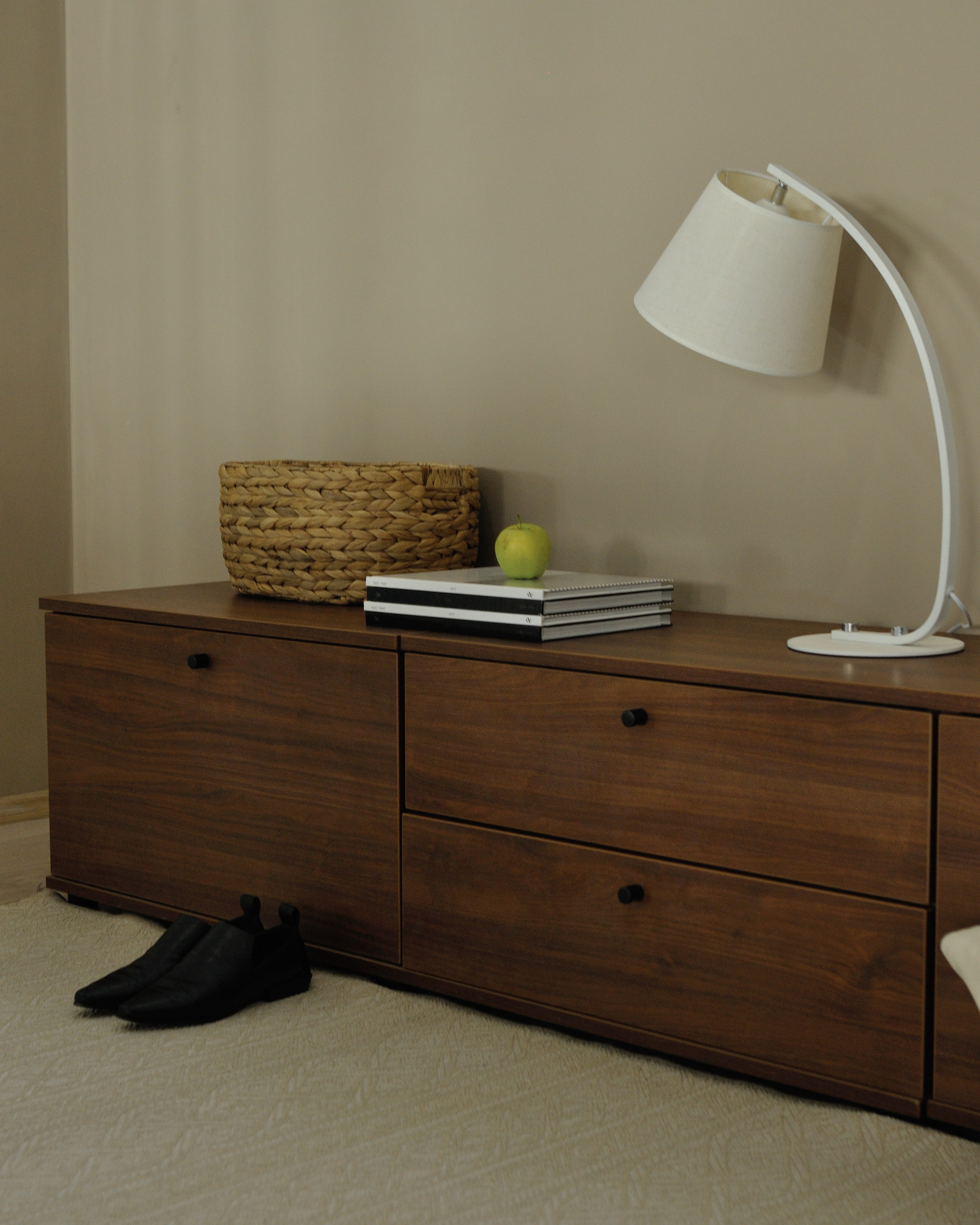Comoda TV Fabrik Home Domino, Nuc Pietros, PAL Laminat, 2 Dulapuri si 2 Sertare, Design Modular, Adancime 450mm, Inaltime 460mm