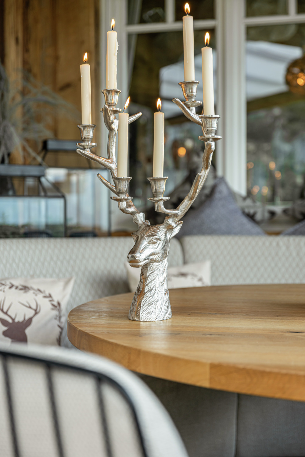 Candelabru LUSINI Henri cu cap de cerb, suport pentru 6 lumânări din aluminiu vopsit argintiu, 37x28x73 cm