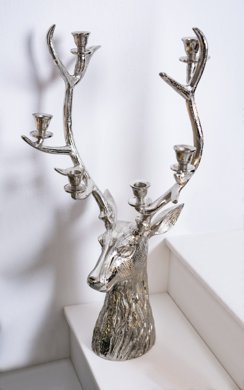 Candelabru LUSINI Henri cu cap de cerb, suport pentru 6 lumânări din aluminiu vopsit argintiu, 37x28x73 cm