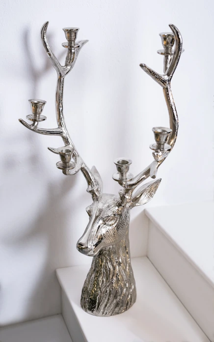 Candelabru LUSINI Henri cu cap de cerb, suport pentru 6 lumânări din aluminiu vopsit argintiu, 37x28x73 cm