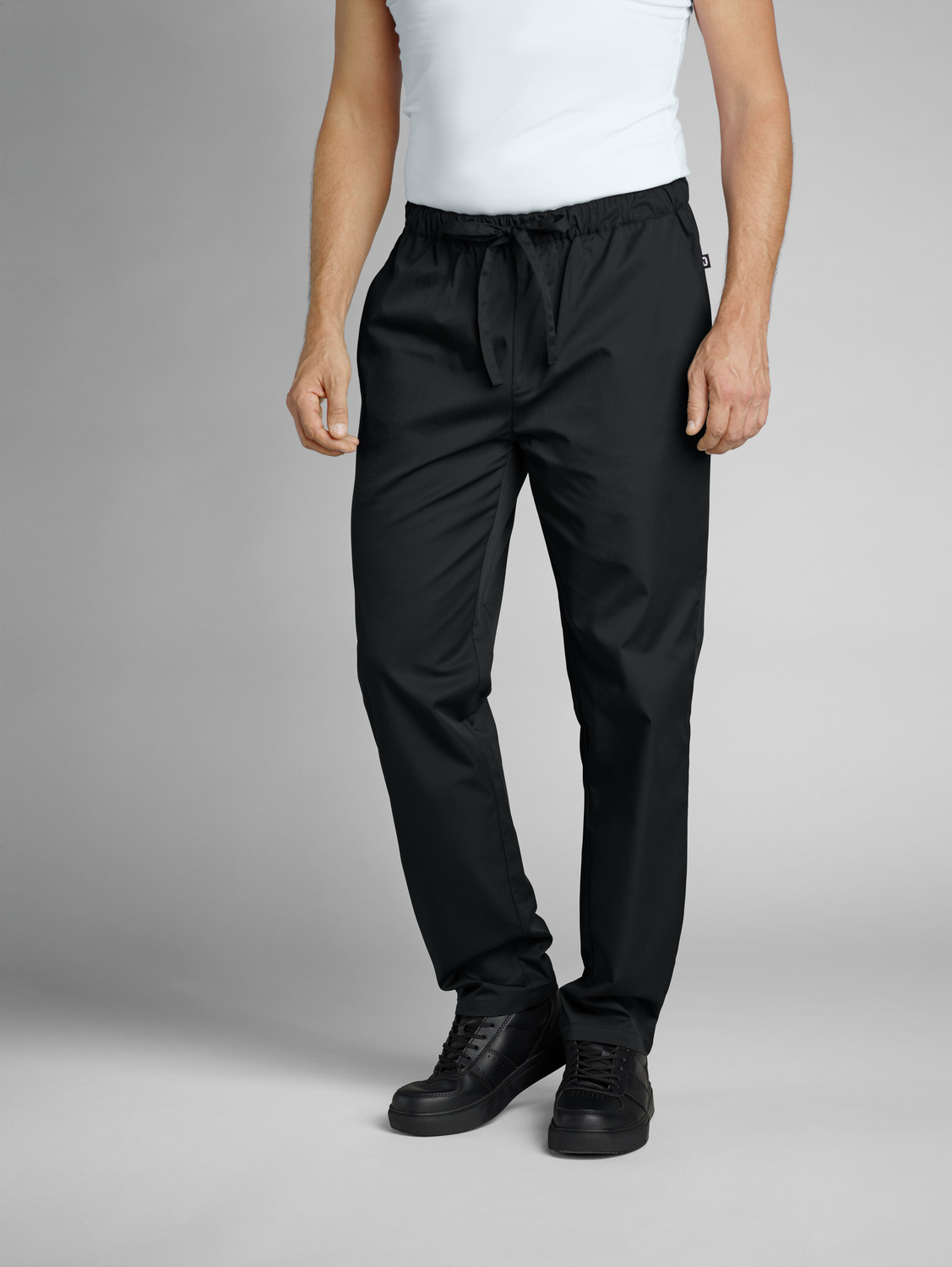 JOBELINE LUSINI Solutions GmbH Men's chef trousers  Vito Herren Kochhose  Vito Men's chef trousers  Vito; Size M; black Herren Kochhose  Vito; Kleidergröße M; schwarz 65% polyester, 35% cotton. 150 g/m². 60°C wash. Men's chef trousers with fully elasticated waistband, made from an extra-light and breathable fabric. With side pockets, two patch back pockets and ties at the waistband to adjust and fix the waist size. Comfortable, loose fit with slightly tapered trouser legs. Inside leg length: 80 cm for size M. 65 % Polyester, 35 % Baumwolle. 150 g/m². 60°-Wäsche. Herrenkochhose mit vollelastischem Dehnbund, aus einem extraleichten und atmungsaktiven Gewebe. Mit seitlichen Eingriffstaschen, zwei aufgesetzten Gesäßtaschen, sowie Bändern am Schlupfbund zur Regulierung und Fixierung der Taillenweite. Bequeme lockere Passform, mit nach unten hin leicht zulaufendem Hosenbein. Innenbeinlänge: 80 cm in Gr. M