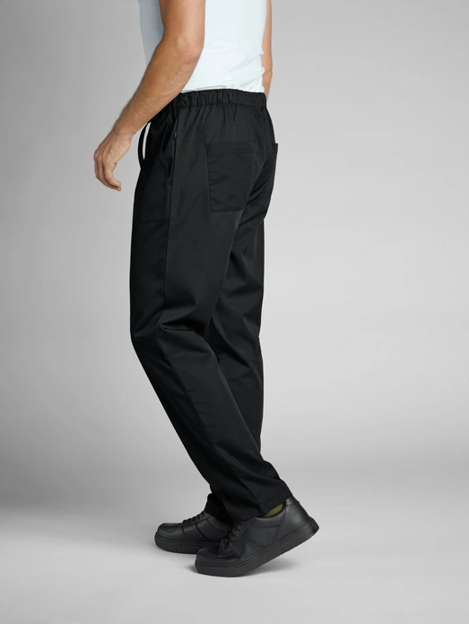 JOBELINE LUSINI Solutions GmbH Men's chef trousers Vito Herren Kochhose Vito Men's chef trousers Vito; Size L; black Herren Kochhose Vito; Kleidergröße L; schwarz 65% polyester, 35% cotton. 150 g/m². 60°C wash. Men's chef trousers with fully elasticated waistband, made from an extra-light and breathable fabric. With side pockets, two patch back pockets and ties at the waistband to adjust and fix the waist size. Comfortable, loose fit with slightly tapered trouser legs. Inside leg length: 80 cm for size M. 65 % Polyester, 35 % Baumwolle. 150 g/m². 60°-Wäsche. Herrenkochhose mit vollelastischem Dehnbund, aus einem extraleichten und atmungsaktiven Gewebe. Mit seitlichen Eingriffstaschen, zwei aufgesetzten Gesäßtaschen, sowie Bändern am Schlupfbund zur Regulierung und Fixierung der Taillenweite. Bequeme lockere Passform, mit nach unten hin leicht zulaufendem Hosenbein. Innenbeinlänge: 80 cm in Gr. M