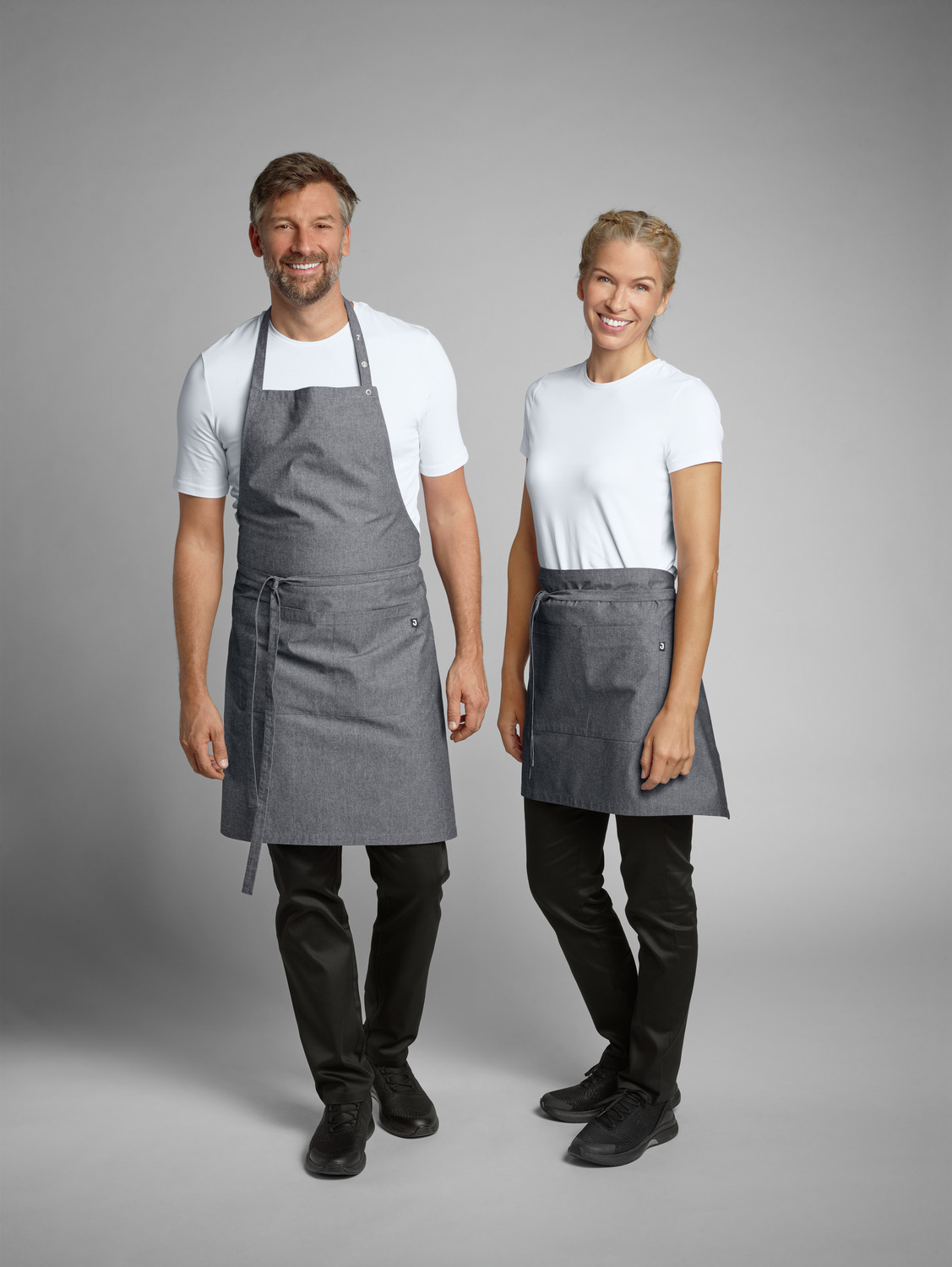 Фартук Jobeline Nando Chambray, 88x80 см, серый, смесовая ткань 60% хлопок 40% полиэстер, регулируемая завязка на шее, 2 передних кармана и 2 кармана для ручек