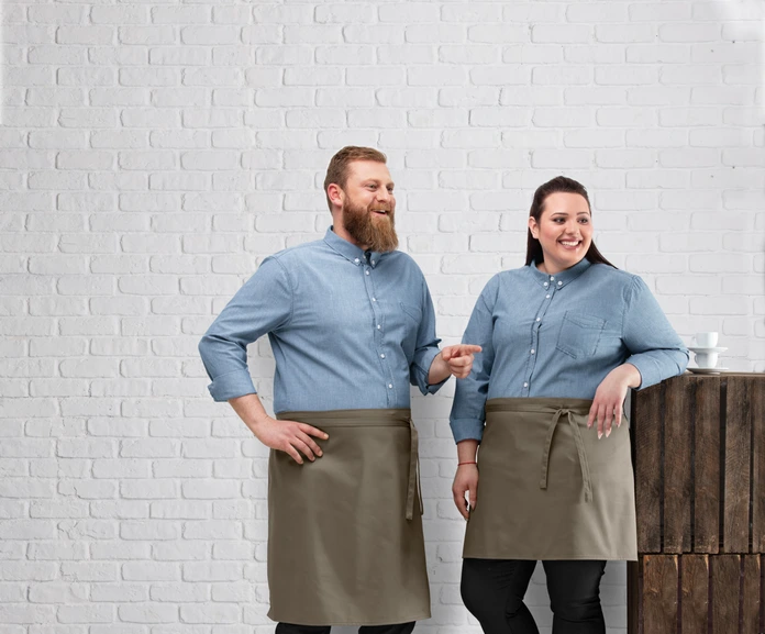 JOBELINE LUSINI Solutions GmbH Apron Botero 60x100cm (LxW) Schürze Botero 60x100cm (LxB) Apron Botero 60x100cm (LxW); 60x100 cm (LxW); olive Schürze Botero 60x100cm (LxB); 60x100 cm (LxB); oliv 65 % polyester, 35 % cotton. 200 g/m². 60 °C wash. Classic apron made of high quality and durable blended fabric, with fixed fabric bands made of apron fabric. Particularly durable, easy-care and easy-iron. 65 % Polyester, 35 % Baumwolle. 200 g/m². 60°-Wäsche. Klassische Schürze aus hochwertigem und robustem Mischgewebe, mit festen Stoffbändern aus Schürzenstoff. Besonders strapazierfähig, pflege- und bügelleicht.