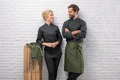 JOBELINE LUSINI Solutions GmbH Apron Botero 60x100cm (LxW) Schürze Botero 60x100cm (LxB) Apron Botero 60x100cm (LxW); 60x100 cm (LxW); olive Schürze Botero 60x100cm (LxB); 60x100 cm (LxB); oliv 65 % polyester, 35 % cotton. 200 g/m². 60 °C wash. Classic apron made of high quality and durable blended fabric, with fixed fabric bands made of apron fabric. Particularly durable, easy-care and easy-iron. 65 % Polyester, 35 % Baumwolle. 200 g/m². 60°-Wäsche. Klassische Schürze aus hochwertigem und robustem Mischgewebe, mit festen Stoffbändern aus Schürzenstoff. Besonders strapazierfähig, pflege- und bügelleicht.