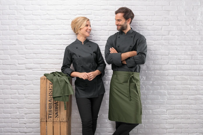 JOBELINE LUSINI Solutions GmbH Apron Botero 60x100cm (LxW) Schürze Botero 60x100cm (LxB) Apron Botero 60x100cm (LxW); 60x100 cm (LxW); olive Schürze Botero 60x100cm (LxB); 60x100 cm (LxB); oliv 65 % polyester, 35 % cotton. 200 g/m². 60 °C wash. Classic apron made of high quality and durable blended fabric, with fixed fabric bands made of apron fabric. Particularly durable, easy-care and easy-iron. 65 % Polyester, 35 % Baumwolle. 200 g/m². 60°-Wäsche. Klassische Schürze aus hochwertigem und robustem Mischgewebe, mit festen Stoffbändern aus Schürzenstoff. Besonders strapazierfähig, pflege- und bügelleicht.