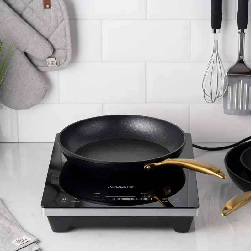 Tiga pentru clape Ardesto AR1928BM Black Mars Sparkle, Aluminiu Non-Stick, 28 cm, Înveliș PFLUON, Mâner din Oțel Inoxidabil Auriu, Negru