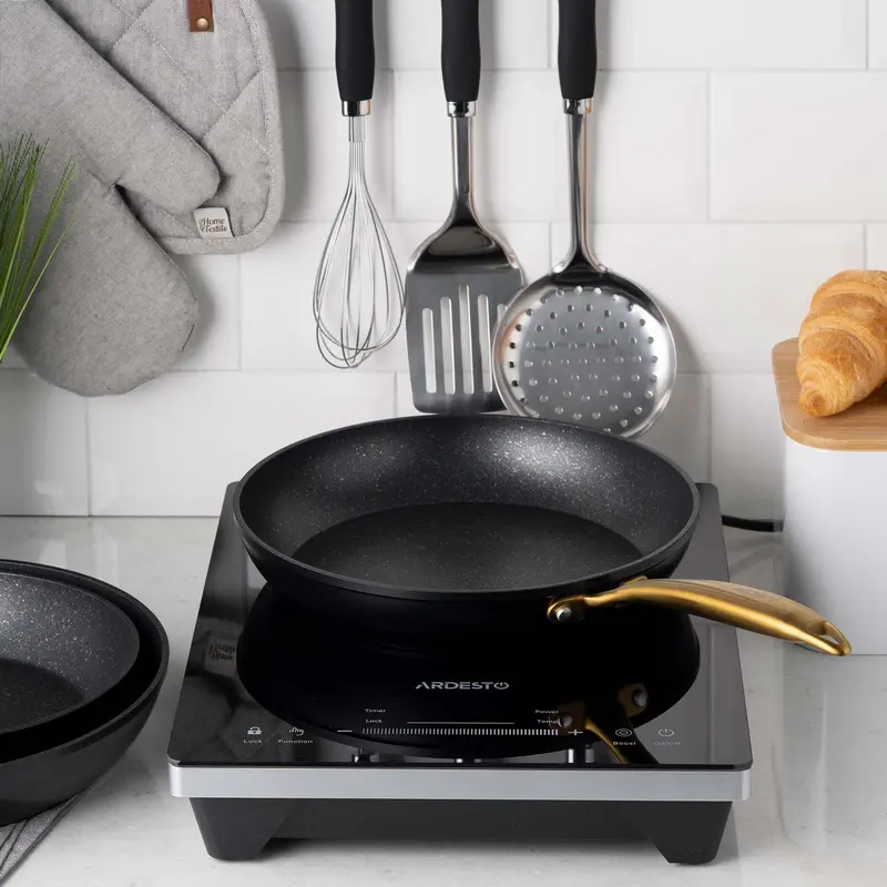 Tiga pentru clape Ardesto AR1928BM Black Mars Sparkle, Aluminiu Non-Stick, 28 cm, Înveliș PFLUON, Mâner din Oțel Inoxidabil Auriu, Negru