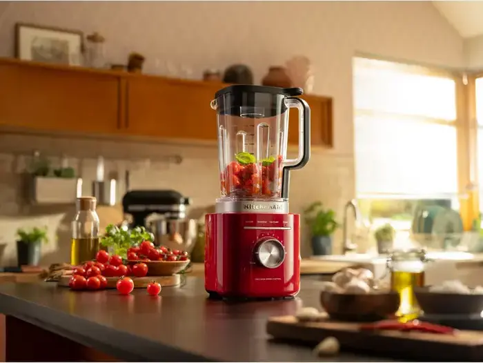 Стационарный блендер KitchenAid 5KSB2073EER, 1200 Вт, стеклянная чаша 2 л, ножи из нержавеющей стали, 10 скоростей, режимы смузи и колки льда, красный
