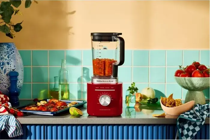 Стационарный блендер KitchenAid 5KSB2073EER, 1200 Вт, стеклянная чаша 2 л, ножи из нержавеющей стали, 10 скоростей, режимы смузи и колки льда, красный