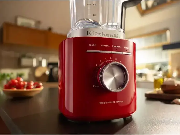 Стационарный блендер KitchenAid 5KSB2073EER, 1200 Вт, стеклянная чаша 2 л, ножи из нержавеющей стали, 10 скоростей, режимы смузи и колки льда, красный